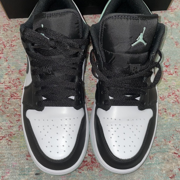 Worn once - Air Jordan 1 Low SE - White - Mint Foam - Black - Picture 3 of 9